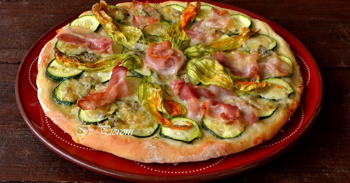 С нож и вилица в ръка Пица с тиквички и бекон Pizza con zucchine e