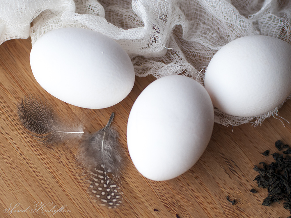 Чем можно начинать яйца. Красил яйца в белый. Яйца для окрашивания брать лучше белые. Почему при окрашивании яиц белые. Фото белый букет и яйца крашенные.