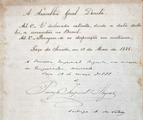 Detalhe do decreto imperial que declarou extinta a escravidão no Brasil