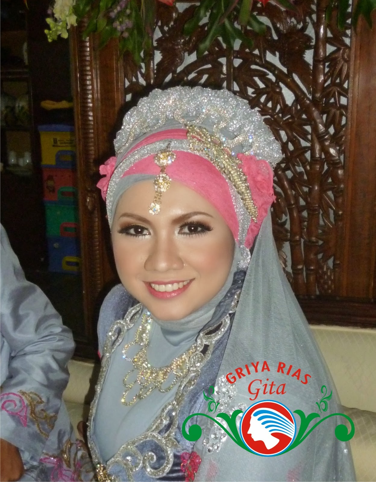 Paduan warna  silver abu abu  dan pink pada jilbab  pengantin 