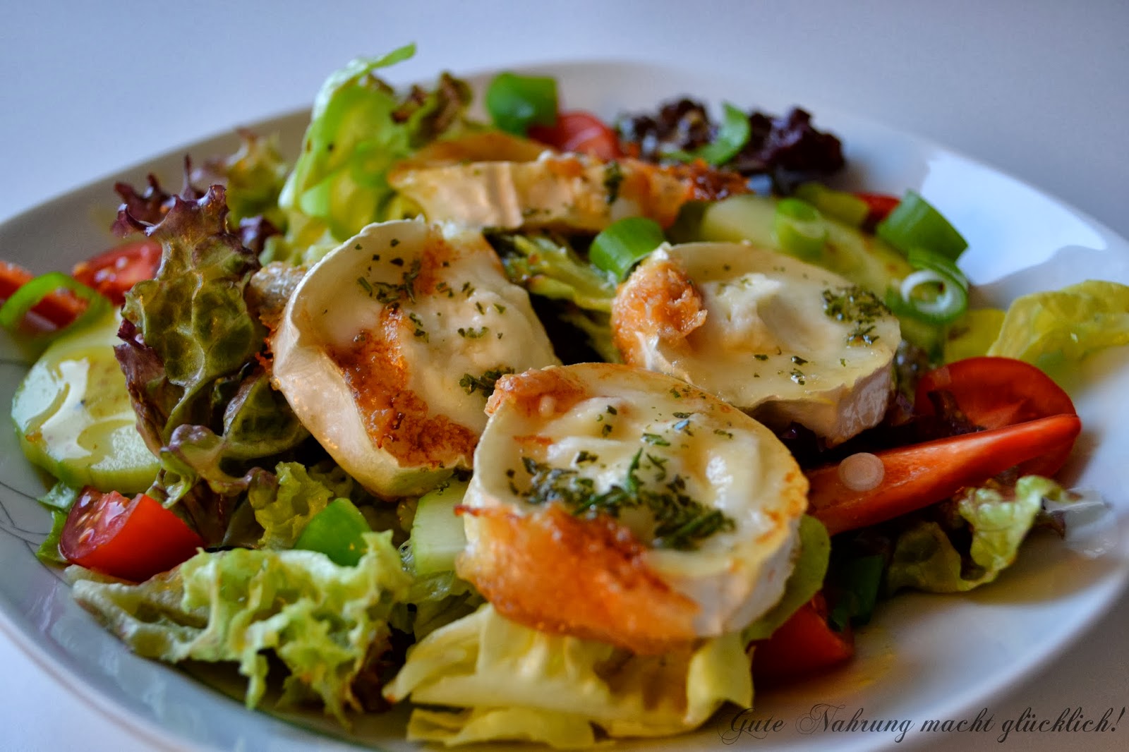 Gute Nahrung macht glücklich : Salat mit gebratenem Ziegenkäse und ...