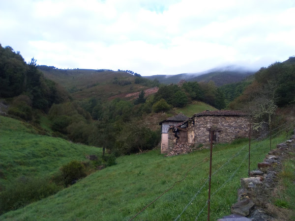 Casa de la aldea de La Reigada en el valle del Río Nisón