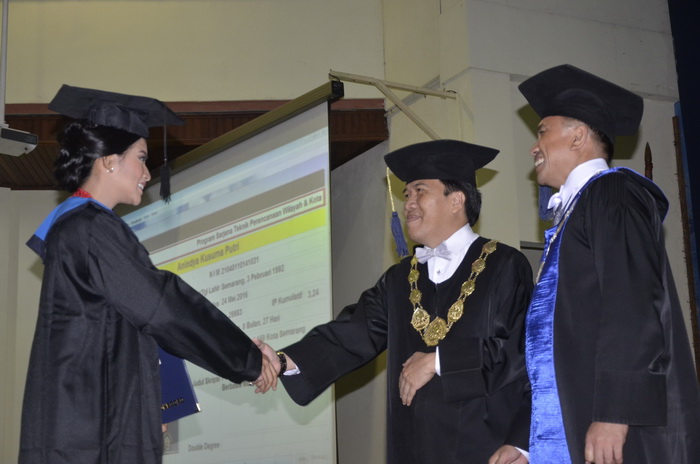 Cie..Cie .. Putri Indonesia Lulus Sarjana di Undip & Hendak Lanjut Ke ... Anin undip