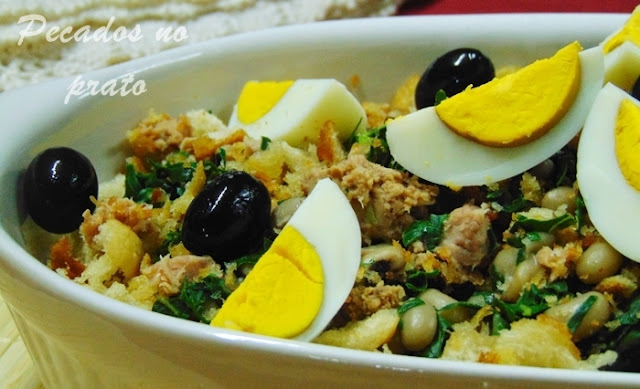 Migas de feijão frade com atum, couve e pão