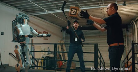 Boston Dynamics: New Robots Now Fight Back | Wenn humanoide Roboter sich auf einmal wehren 