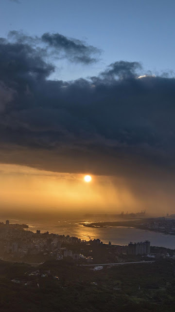 Wallpaper HD sunset and rain over the city