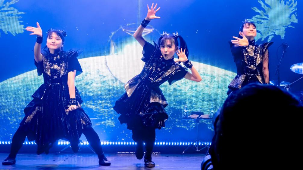 MOAMETAL performing the Moa rap during DA DA DANCE