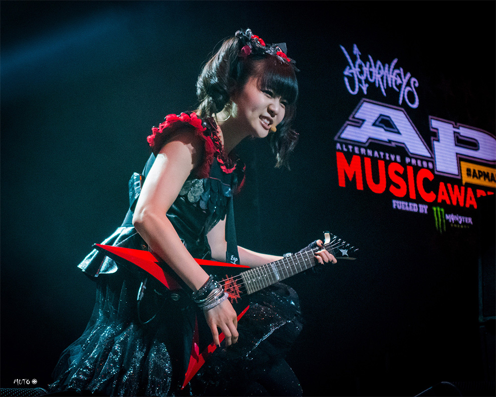 MOAMETAL playing guitar at the APMA