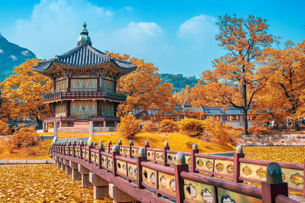 Outono-no-Palacio-Gyeongbokgung-Seul-Coreia-do-Sul-shutterstock_487257514.jpg
