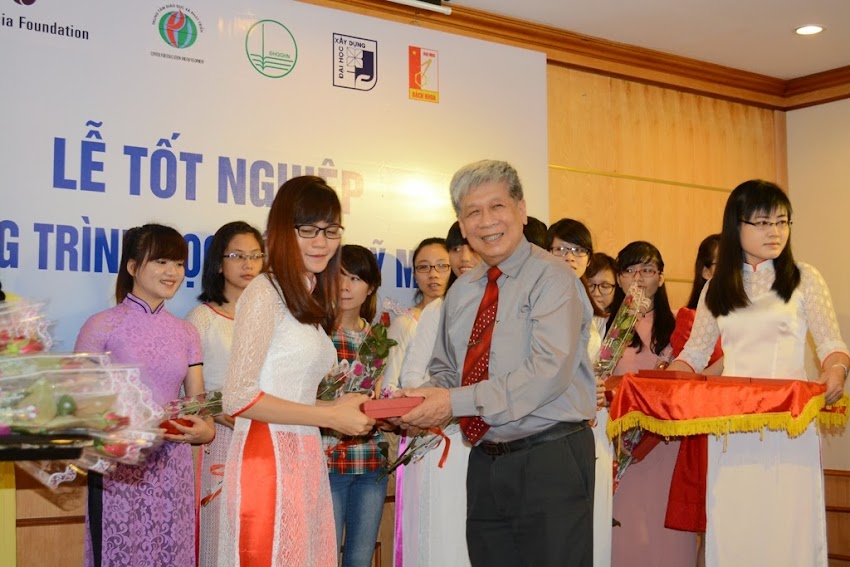 Ông Bùi Khắc Cư, Giám đốc Trung tâm Nâng cao Dân trí lên tặng hoa và quà tặng cho nữ sinh