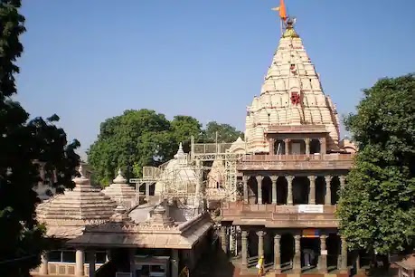महाकाल मंदिर  जिस मंदिर में हर महीने करोड़ों रुपए का चढ़ावा चढ़ता है, वहां अब महीने का खर्च निकालना भी मुश्किल हो रहा है