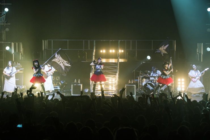 BABYMETAL performign Road of Resistance in the UK