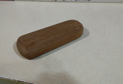 Chocalho de madeira pequena totalmente fechada  15,5  cm de comprimento, 4cm de largura, 2cm espessura  R$ 15,00