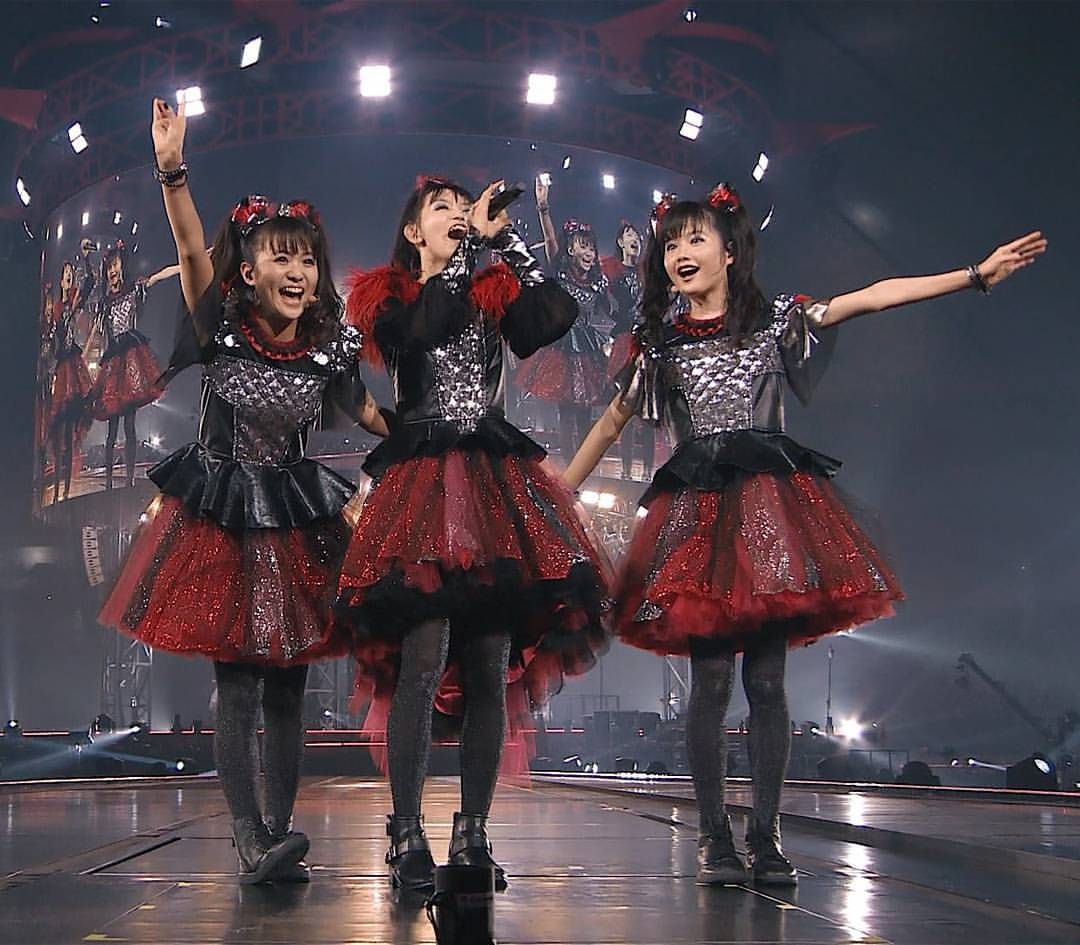 BABYMETAL greeting the crowd at Tokyo Dome