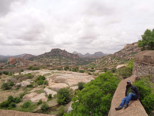 Hiker on top of the fortwall at ratnagiri fort trek