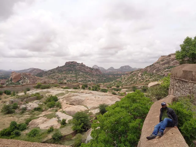 Hiker on top of the fortwall at ratnagiri fort trek