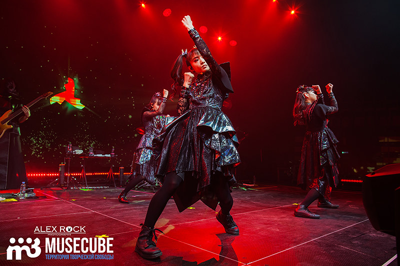 BABYMETAL performing in Russia wearing long sleeves