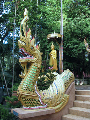 estátua de phaya naga cor verde e dourada em um templo budista