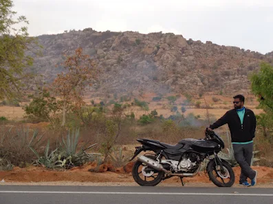 madhu with this pulsar 220 during a small pitstop near madhugiri on our way back to Bangalore
