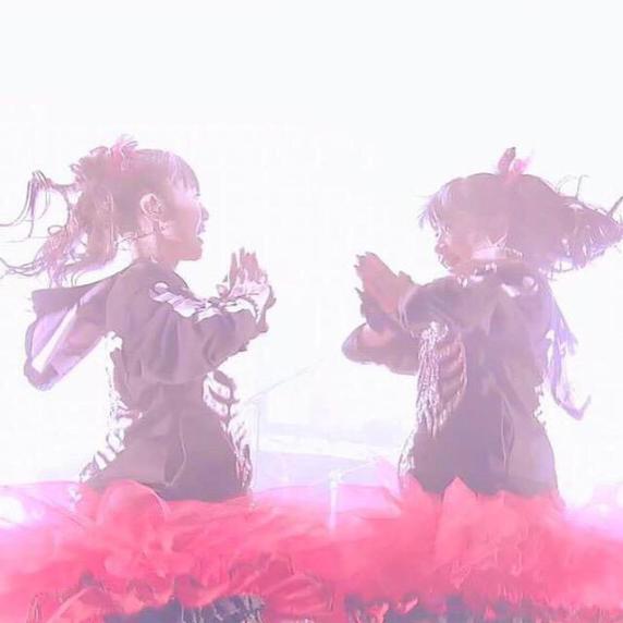 YUIMETAL and MOAMETAL performing Onedari Daisakusen