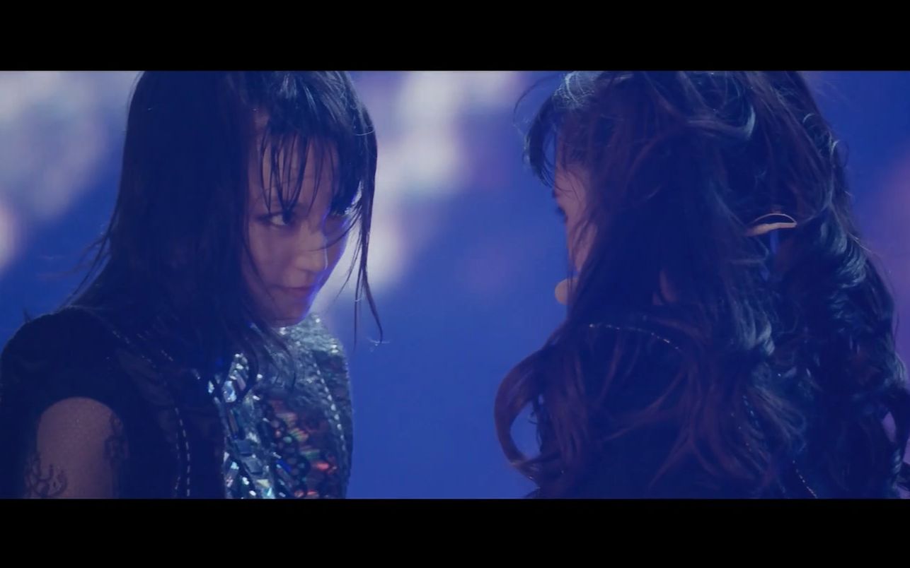 SU-METAL and MOAMETAL sharing a moment