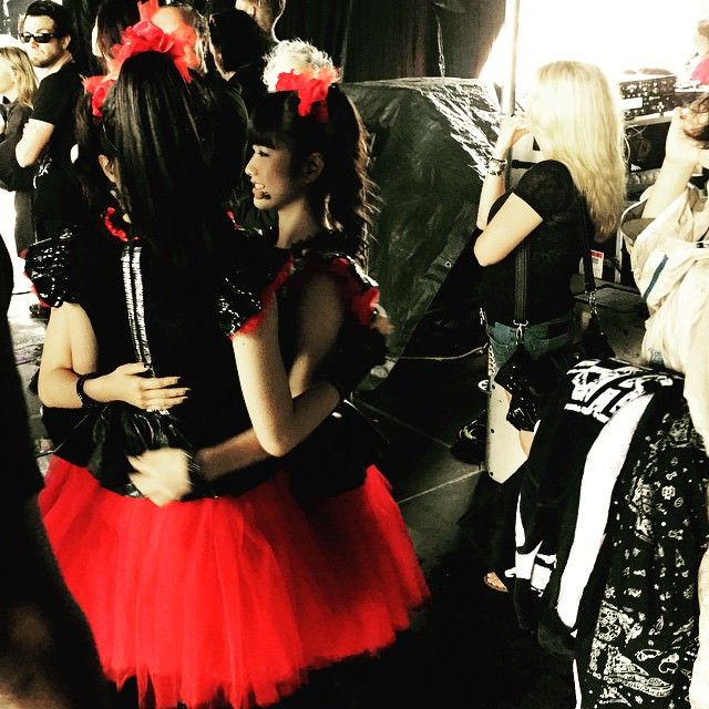 BABYMETAL in a pre-show hug