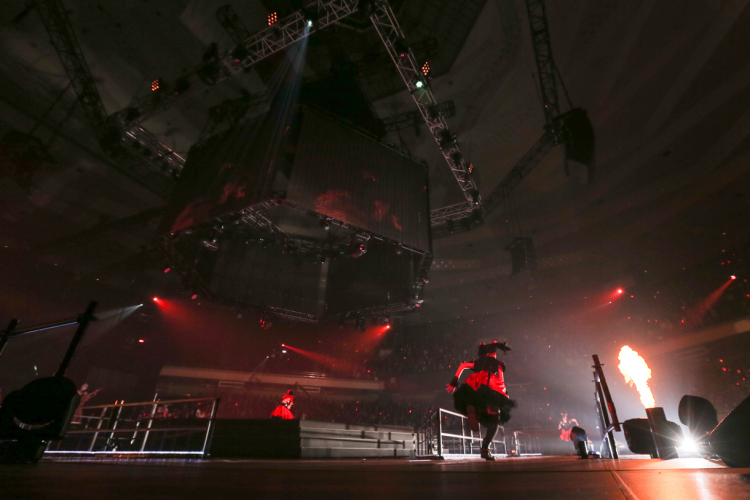 YUIMETAL and MOAMETAL running during the opening of Ijime Dame Zettai at the 2014 Budokan