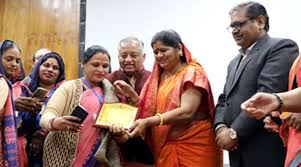 महिला-बाल विकास मंत्री श्रीमती इमरती देवी ने ग्वालियर में आँगनवाड़ी कार्यकर्ताओं के लिए इमेज नतीजे
