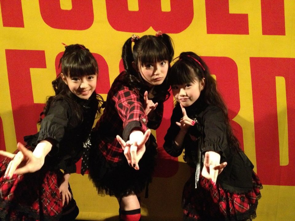 A rare photo of SU-METAL with the twintails