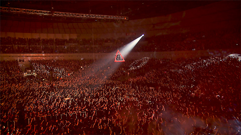 Flying gondola during BABYMETAL's performance of “THE ONE”