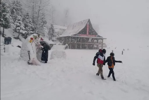 शिमला और मनाली में उमड़े सैलानी 