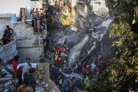 कराची. पाकिस्तान में शुक्रवार को हुआ विमान हादसे में 97 लोगों की मौत हो गयी है  घरों पर आसमान से बरसीं थीं लाशें