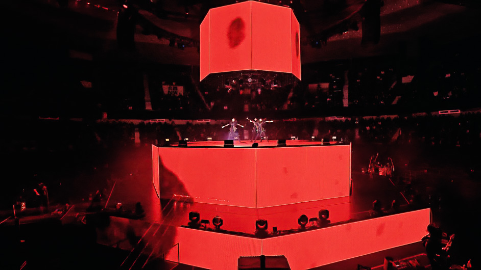 BABYMETAL performing Distortion at 2021 Budokan