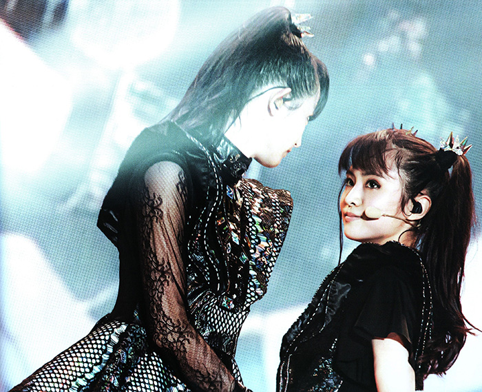 SU-METAL passing MOAMETAL the microphone for Headbanger at Legend M