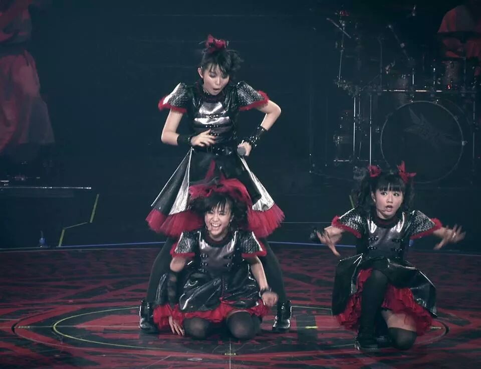 MOAMETAL doing the "Moa Slide" in Catch Me If You Can at the 2014 Budokan