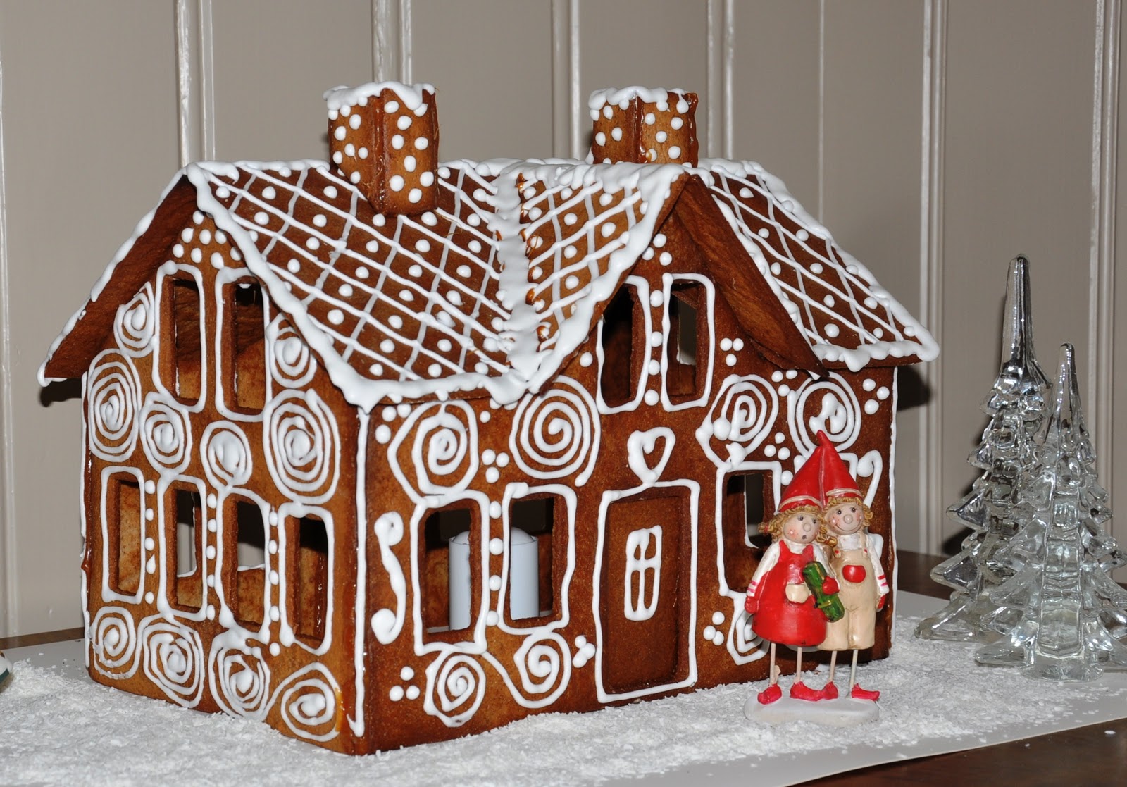 Pepperkakehus Presentert Med Granbarer