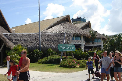 Aeropuerto de Punta cana, República Dominicana, Punta Cana airport, Dominican Republic, aéroport de Punta Cana, République Dominicaine vuelta al mundo, round the world, La vuelta al mundo de Asun y Ricardo