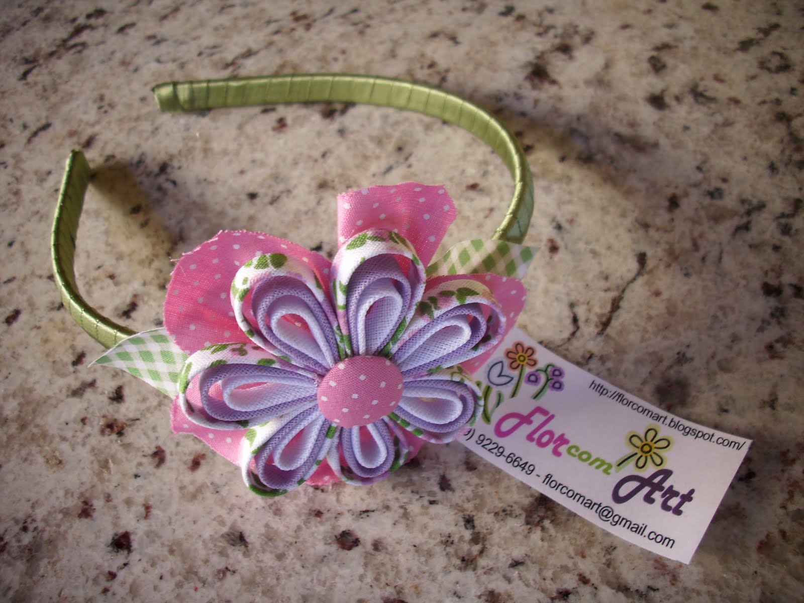 Flor com Art Tiara decorada em cetim verde com flor de tecido e flor