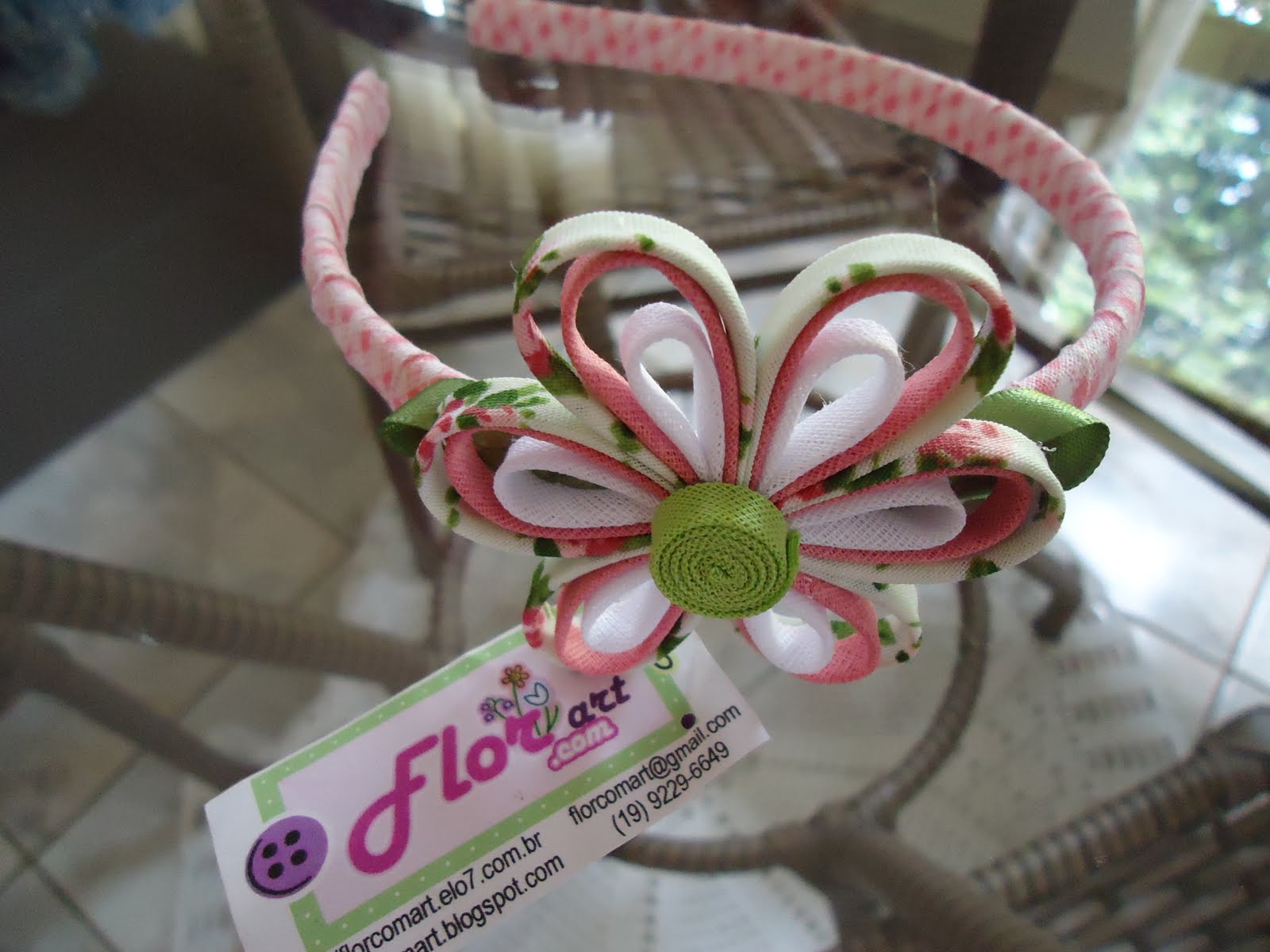 Flor com Art Tiara decorada com flor de vies.
