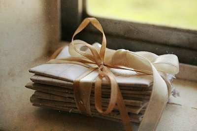 [letters+bound+with+ribbon.jpg]