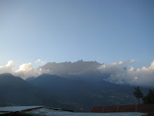 Kinabalu dicelahan awan memutih - 13062009