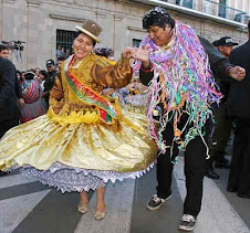 bailando, o haciendo que baila con una cholita frente al palacio que se le ocurrió "ch´llar"