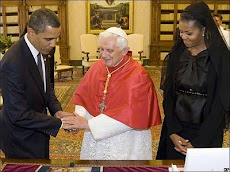 mientras el más poderoso presidente del planeta se inclina ante Benedicto XVI