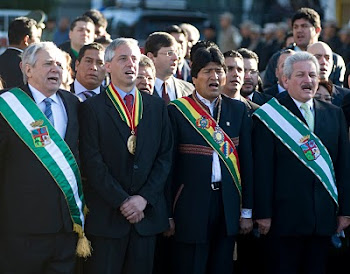 Percy, Alvaro, Evo y Rubén Costas entonan el himno nacional