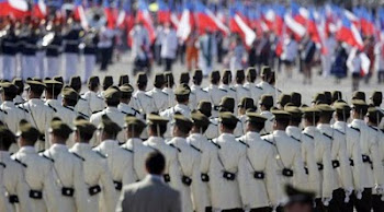 policías chilenos damas y caballeros desfilan por los 200 años de libertad