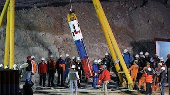 la cápsula Fénix2, a punto de ser descendida al sitio donde están los mineros