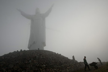 imponente estatua de Cristo recientemente terminada en Polonia. la más alta
