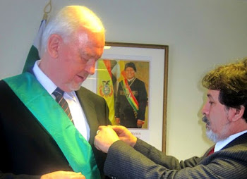 Milton Soto el anodino representante de Bolivia en Suecia entrega el Cóndor de los Andes