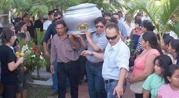 hombre joven de 43 años hermano del gobernador Ronny Suárez es enterrado en medio del dolor masivo