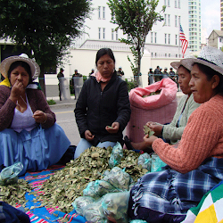 coca gratuita reparten estas mujeres en las afueras del edificio de la Embajada Estadounidense